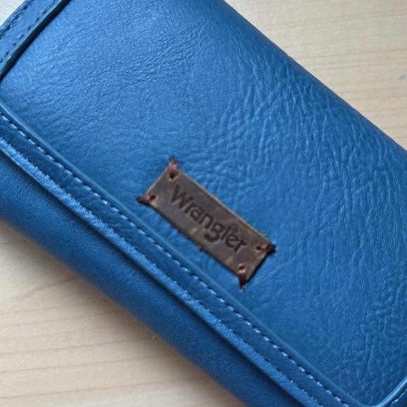 Wrangler Trifold Wallet/ Wristlet Light Blue - Picture 3 of 10